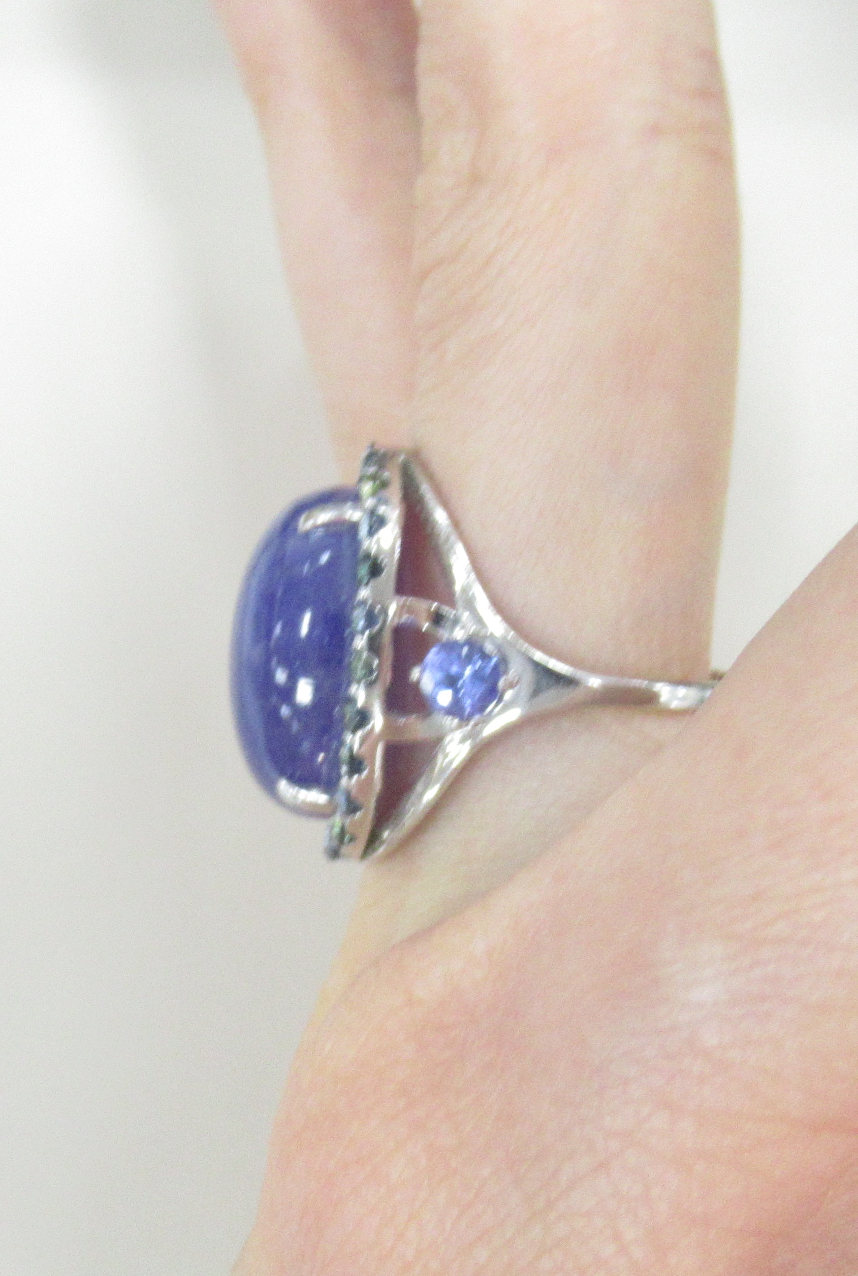 Серебряное кольцо 925 пробы; вставки 3 Танзанит; 24 Мультисапфир;